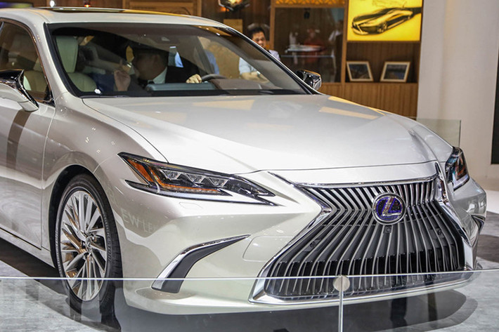 Ở thế hệ thứ 7, Lexus ES được phát triển dựa trên cơ sở gầm bệ Toyota New Global Architecture (TNGA) GA-K tương tự Camry thế hệ mới. Theo hãng Lexus, cơ sở gầm bệ này không thua kém gì GA-L RWD dùng cho 2 dòng xe cao cấp hơn là LC và LS về độ rắn chắc.