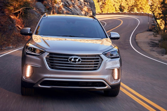Hyundai mới đây đã công bố giá bán của mẫu xe Hyundai Santa Fe 7 chỗ ngồi, nay có tên mới là Santa Fe XL 2019 tại thị trường Mỹ. Theo đó, dù là bản 7 chỗ nhưng giá bán khởi điểm vẫn chỉ ở mức 31.830 USD (khoảng 740 triệu) như mẫu Santa Fe 5 chỗ ra mắt trước đó.