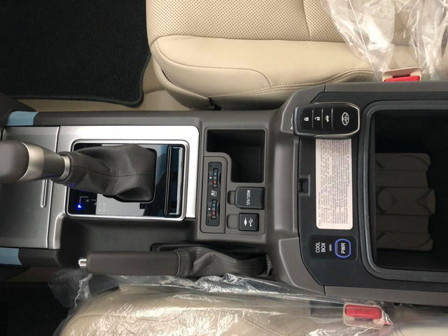 Động cơ 2 phiên bản tương tự nhau, là loại 4 xy-lanh, dung tích 2,7 lít, Dual VVT-I, mã 2TR-FE, cho công suất 164 mã lực tại 5.200 vòng/phút và mô-men xoắn 246 Nm tại 3.900 vòng/phút, kết hợp hộp số tự động 6 cấp.