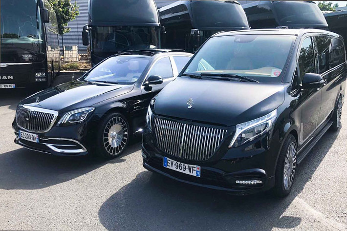 Chiếc Mercedes-Benz V-Class vốn đã sang trọng này càng trở nên hút hồn hơn khi được độ lại bodykit theo phong cách xe siêu sang Mercedes-Maybach. Nhiều thay đổi rõ nét ở cản trước sau và ốp sườn, trang bị cụm lưới tản nhiệt cỡ lớn...