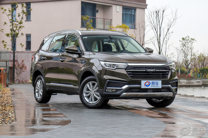 Thiết kế của mẫu xe Tàu Zotye T500 được đánh giá là khá đẹp. Điểm nhấn là phần lưới tản nhiệt hình lục giác với một thanh ngang mạ crôm đi kèm logo "Zotye" khá nhỏ ở giữa. Cụm đèn pha nổi bật trên thanh crom. Bên dưới là cản va đi kèm hốc gió và hốc đèn sương mù. Đặc biệt, Zotye T500 còn có tấm ốp cản trước màu bạc theo đúng phong cách SUV.