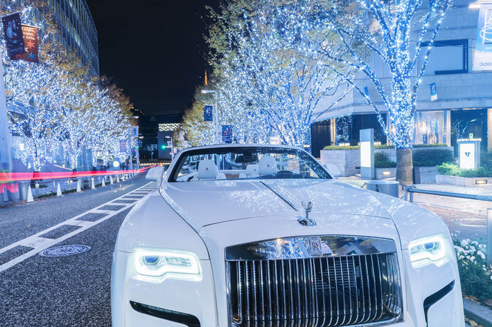 Siêu xe sang Rolls-Royce Dawn trong bài viết này thuộc sở hữu của Manabu Goto ở Nhât Bản. Chiếc xe vốn đắt đỏ này trở nên xa hoa, tráng lệ hơn sau khi được độ phong cách mới.