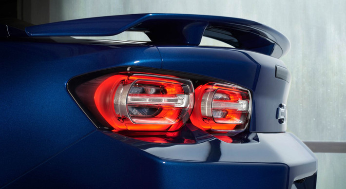 Cận cảnh đèn hậu thiết kế mới, khác biệt của mẫu xe cơ bắp Chevrolet Camaro phiên bản 2019.