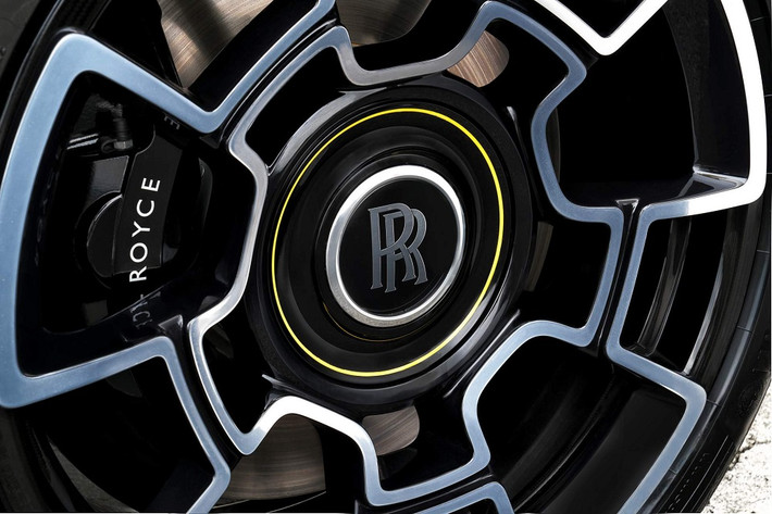 Rolls-Royce Dawn Black Badge còn được trang bị bộ vành 21 inch bằng sợi carbon và nhôm hàng hiệu.