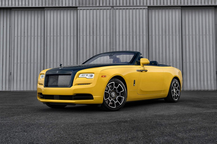 Xe sang có ngoại thất vàng xanh lạ mắt. Đây là màu vị phó chủ tịch Google yêu cầu bộ phận Rolls-Royce Bespoke Collective tại nhà máy ở Goodwood, Anh sơn theo sở thích của mình.