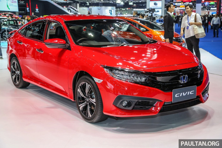 Bản cao cấp của dòng Honda Civic, Honda Civic Red với màu sơn đỏ Rallye Red bắt mắt cũng gây được dấu ấn đặc biệt tại triển lãm lần này. Honda Civic Red đi kèm bộ vành 17 inch, camera trên kính chiếu hậu bên trái, màn hình cảm ứng 7 inch của hệ thống thông tin giải trí tương thích Apple CarPlay và bảng điều khiển kỹ thuật số.