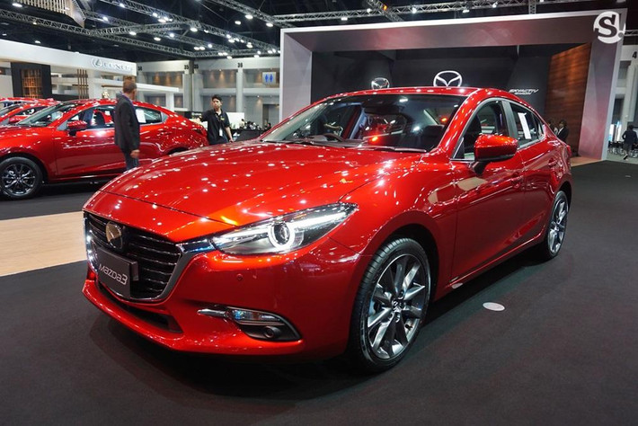 Thu hút sự quan tâm nhất tại gian hàng của Mazda có lẽ là mẫu xe sedan Mazda3 2018, được trang bị 4 camera xung quanh xe, gói an toàn i-ActivSense và kiểm soát điều hướng mô-men xoắn G-Vetoring Control.