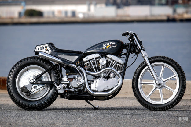 Nhiều chi tiết trên chiếc Harley-Davidson nguyên bản được thay thế như bộ phận tay đòn, phuộc trước và khung phụ. Cặp bánh trước và sau được thay mới với kích thước lần lượt là 19 và 16 inch. Hai bánh xe được lấy từ hai chiếc xe khác nhau nhưng đều dùng chung lốp "Dirtman" mang phong cách kiếm sỹ Samurai, Nhật Bản.