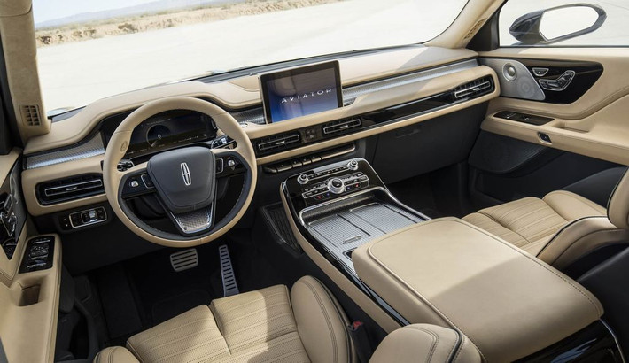 Mẫu SUV hạng sang Lincoln Aviator hoàn toàn mới sẽ được sản xuất đồng loạt và sớm tung ra thị trường trong thời gian tới. Thiết kế nội thất bên trong xe rất sang trọng cùng nhiều trang bị hiện đại như cụm màn hình lên tới 12 inch tách rời ra khỏi bảng điều khiển trung tâm.
