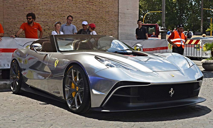 Vào tháng 6/2014, Ferrari từng gây xôn xao thế giới khi tung ra mẫu "xế khủng" F12 TRS trị giá 4,2 triệu đô la. Ngoài 2 chiếc Ferrari F12 TRS màu đỏ và đen đã hoàn thành trước đó thì đến nay siêu xe Ferrari F12 TRS dát bạc mới chính thức lộ diện.