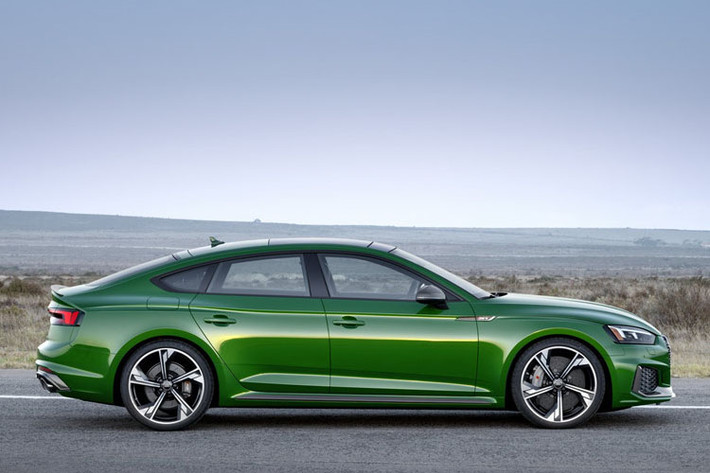 So với những mẫu xe Sportback thông thường của Audi, RS5 Sportback 2019 dài hơn nhờ hốc bánh được mở rộng ra 15 mm, mang tới thiết kế ngoại thất năng động hơn. Xe được trang bị vành hợp kim 19 inch tiêu chuẩn và 22 inch tùy chọn.