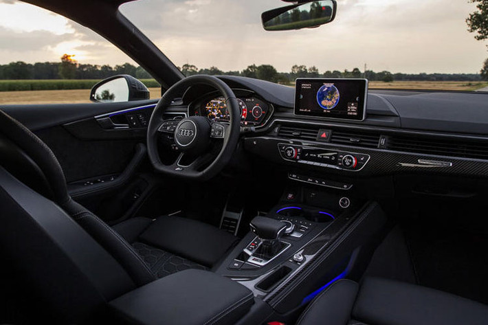 Những trang bị nội thất nổi bật của Audi RS5 Sportback 2019 bao gồm hệ thống thông tin giải trí tương thích với Android Auto và Apple CarPlay, màn hình hiển thị thông tin trên kính chắn gió dạng màu và bảng điều khiển Virtual Cockpit. Màn hình RS mới sẽ hiển thị những thông tin quan trọng như áp suất lốp, mô-men xoắn và lực G.