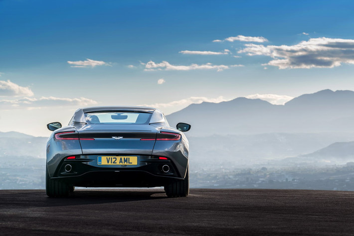 Giá xe Aston Martin DB11 "độ" bọc thép vẫn còn ẩn số. Tuy nhiên, phiên bản tiêu chuẩn sẽ được của nó sẽ có không dưới 200.000 USD.