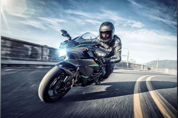 Ninja H2 phiên bản 2019 vẫn sở hữu động cơ siêu nạp 4 xy-lanh thẳng hàng, dung tích 998 cc tương tự các đời trước...