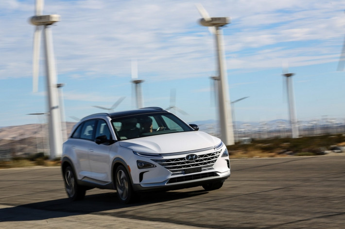 Đây cũng là mẫu xe đầu tiên được hãng ôtô Hyundai trang bị hệ thống trợ giữ làn đường trong quá trình di chuyển.