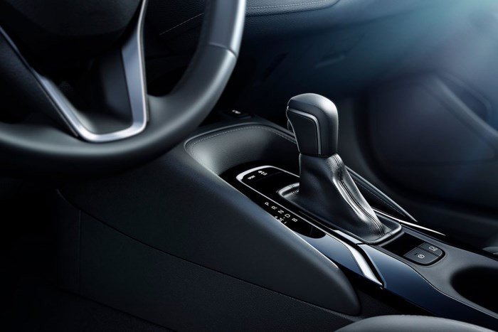 Toyota tiết lộ Corolla 2019 sẽ bao gồm hai tuỳ chọn động cơ: một động cơ Turbo và một động cơ xăng 2.0L, tuy nhiên động cơ xăng 2.0L sẽ nhỏ gọn hơn, tiết kiệm và mạnh mẽ hơn động cơ 1.8 cũ. Hộp số tay 6 cấp và hộp số CVT Direct-Shift mới sẽ là những tuỳ chọn theo nhu cầu của khách hàng.