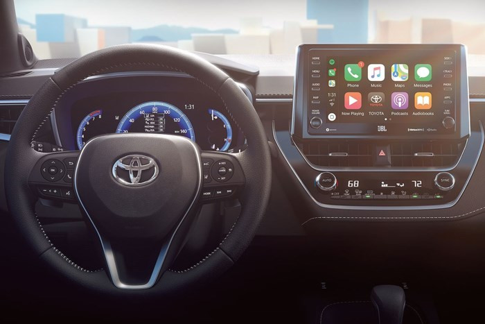 Corolla Hatchback sở hữu bảng táp-lô phân tầng và bảng điều khiển trung tâm rộng rãi. Màn hình hiển thị TFT 7 inch độ phân giải cao, hệ thống giải trí kết nối điện thoại thông minh Android Auto và Apple Carplay, hệ thống sạc không dây Qi, hệ thống âm thanh cao cấp JBL, cổng USB, AUX,…