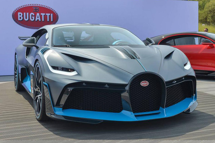 Mẫu xe Bugatti Divo mới sở hữu thiết kế tuyệt đẹp và khác biệt nhất là phần đầu xe mới với hốc gió cỡ lớn hơn và cánh gió trước rộng hơn.