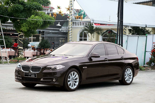 Sau hơn 1 năm sử dụng, chiếc xe sang BMW 520i lăn bánh tổng cộng 13.000 km được chủ nhân ở Sài Gòn rao bán với giá 1,68 tỷ đồng rẻ hơn đến 600 triệu đồng so với mức giá mua mới khoảng hơn 2,3 tỷ đồng.