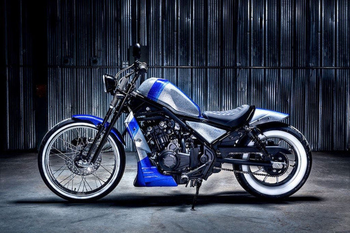 Là chiếc môtô Honda Rebel phong cách bobber, Rob đã quyết định sử dụng nhiều chi tiết bán sẵn và lắp thẳng lên xe (plug-in), thay vì tự tạo ra nhiều chi tiết "hàng thửa". Lấy cảm hứng từ những chiếc xe độ tại Mỹ thập niên 70, Rob đã lựa chọn màu sơn bạc ánh kim metalflake của House of Kolors, được trang trí bởi những đường sọc màu xanh candy.