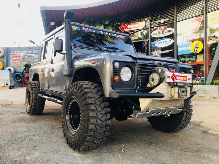 Một xưởng độ Offroad tại Sài Gòn đã đầu tư nâng cấp chiếc Land Rover Defender TD5 với đầy đủ các phụ kiện giúp cho chiếc xe trở nên ngầu hơn mang phong cách địa hình cực chất.