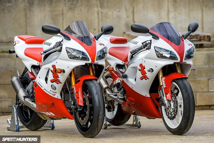 Nhằm kỷ niệm 20 năm ra mắt mắt dòng siêu môtô Yamaha R1, Mark Boxer - một phóng viên về xe tới từ Úc với hơn 20 năm kinh nghiệm đã nảy ra ý tưởng tạo ra một chiếc R1 độc đáo nhất, đặc biệt nhất với ngoại hình như R1 1998 đời đầu nhưng sở hữu mọi tiện nghi, trang bị của thế hệ R1 2018 mới nhất.