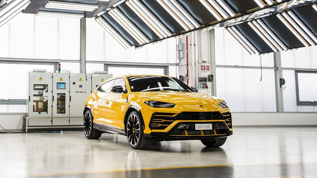 Mẫu siêu SUV Lamborghini Urus vừa ra mắt thế giới vào đầu tháng 12/2017 vừa qua. Và... theo kế hoạch mới của nhà sản xuất, mẫu xe hot này sẽ được chính thức giới thiệu đến thị trường Việt Nam vào tháng 10 tới đây. Nhiều khả năng sẽ trình diện tại triển lãm ôtô Việt Nam.
