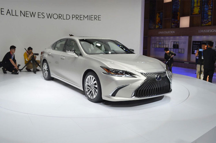 Mẫu xe sang Lexus ES 2019 thế hệ mới đã lần đầu tiên ra mắt thế giới vào hồi cuối tháng 4 năm nay. Sau hơn 3 tháng, xe tiếp tục cập bến Đông Nam Á thông qua triển lãm xe quốc tế Gaikindo Indonesia 2018 (GIIAS 2018). Đây là lần đầu tiên mẫu xe này ra mắt khu vực ASEAN.