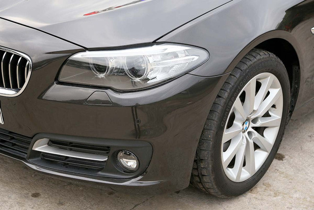 BMW 520i sử dụng loại lốp an toàn Run-flat, bộ mâm mới kích thước 18 inch. Nhiều chi tiết thiết kế nổi bật như đèn xi-nhan tích hợp trên gương chiếu hậu sử dụng công nghệ LED, đèn hậu dạng LED, ống xả kép đặt bên trái. Viền cửa kính nẹp kim loại mạ chrome nhỏ.