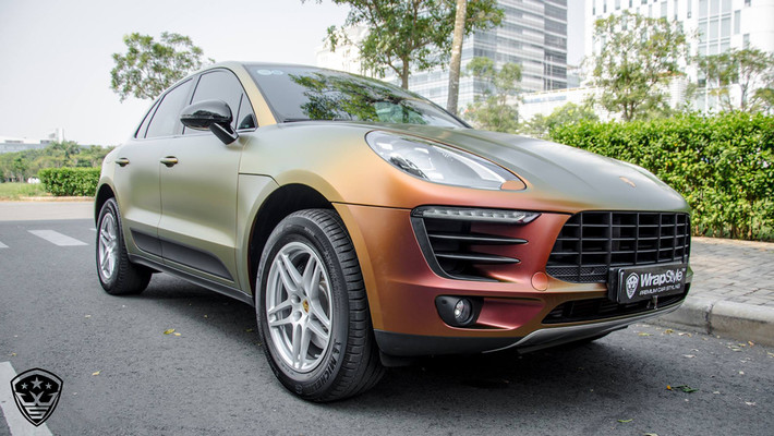 Lớp "áo" sắc màu óng ánh có khả năng hiệu ứng đổi màu dưới nắng khiến chiếc xe SUV hạng sang Porsche Macan tại Sài Gòn luôn trở thành tâm điểm chú ý mỗi nơi nó đi qua.