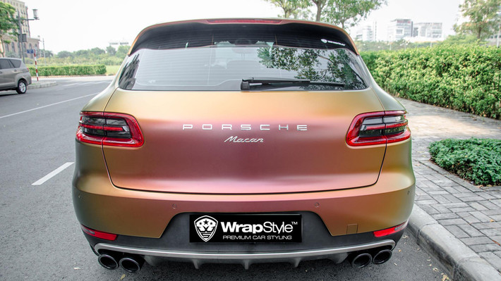 Hiệu ứng màu sắc được sơn khá tinh tế này được một xưởng độ chuyên dán decal cho các mẫu xe cao cấp tại Sài Gòn thực hiện.