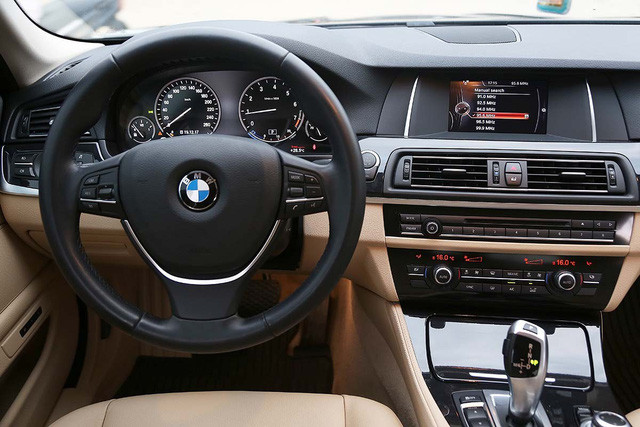 Bên trong, hệ thống điều khiển iDrive thế hệ mới giúp tài xế làm chủ xe bằng nhiều cách. Dàn âm thanh 12 loa có tổng công suất 205 W...