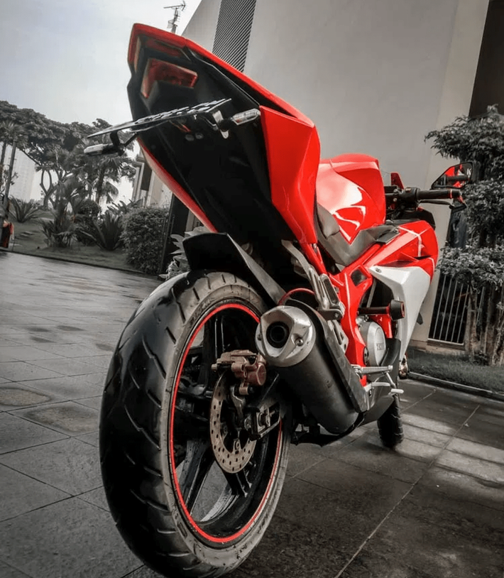 Các bộ phận như vành, đĩa phanh và ống xả cũng được thay đổi để hợp với phong cách mới của xe.