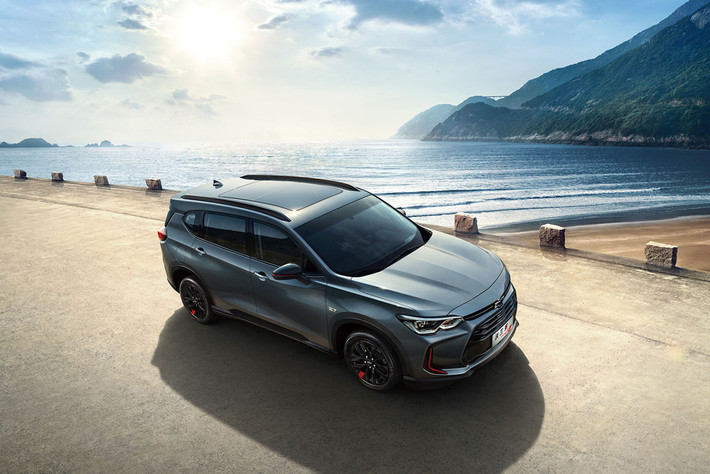 Chevrolet Orlando có chiều dài 4.684 mm, chiều rộng 1.807 mm, chiều cao 1.628 mm, có nghĩa là dài hơn, hẹp hơn và thấp hơn thế hệ cũ. Chiều dài cơ sở ở mức 2.796 mm, cho phép chiếc xe có kiểu ghế ngồi bố trí dạng 5+2.