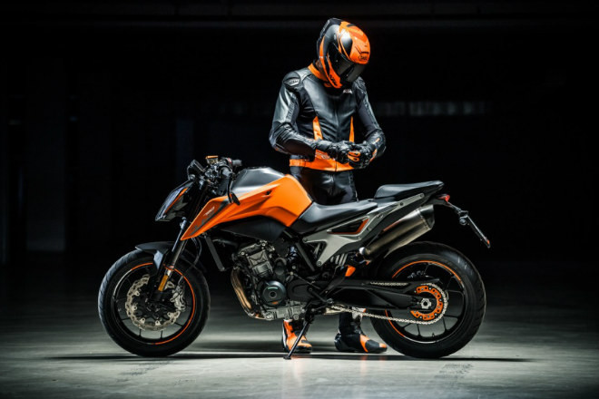Tuy nhiên, thông tin rò rỉ từ đại lý KTM CA Cycle ở Malaysia, siêu phẩm KTM Duke 790 2018 tại thị trường Malaysia sẽ có giá rất cao khoảng 60.000 RM (347,32 triệu đồng).
