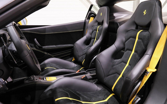 Ferrari Sergio đời 2015 có nội thất giống "người anh em" 458 Spider, được bọc carbon và da Alcantara cao cấp cùng chi tiết chỉ màu vàng nổi bật.