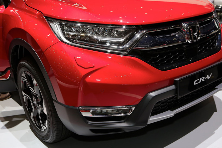 Ở phiên bản hybrid, CR-V được hãng xe Honda trang bị cụm đèn pha công nghệ LED tích hợp dải LED chiếu sáng ban ngày.