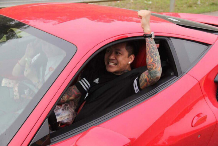 siêu xe Ferrari 488 GTB của Tuấn Hưng sở hữu khối động cơ V8 dung tích 3.8L, chiếc xe có thể đạt công suất tối đa hơn 660 mã lực ở giữa khoảng tua máy từ 6.200 đến 8.000 vòng/phút. Mô-men xoắn đạt 760 Nm tại 3.000 vòng/phút, hộp số ly hợp kép 7 cấp.