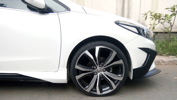 Cận cảnh mâm xe Lexus được gắn khá tương xứng vào Cerato.