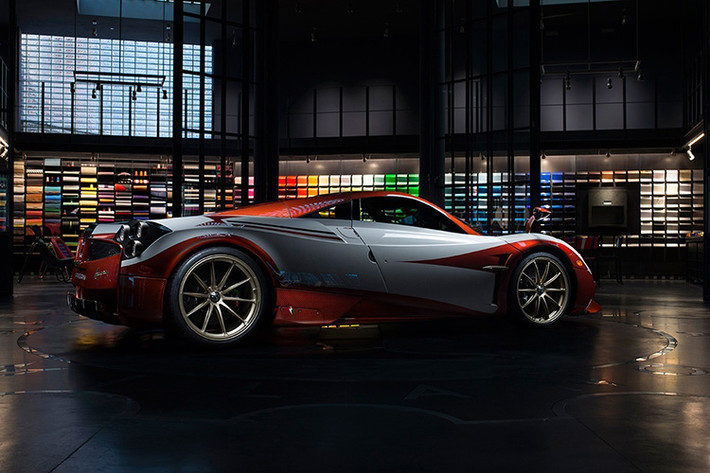 Lấy cảm hứng từ chiếc concept Fiat Turbina năm 1954 và được sản xuất cho Garage Italia Customs đã tạo nên một siêu phẩm Pagani Huayra Lampo. Thân xe khoác lên mình màu đỏ rất quyến rũ được làm từ sợi carbon. Rất nhiều bộ phận khác của chiếc siêu xe Pagani Huayra Lampo này được làm từ loại vật liệu siêu nhẹ.