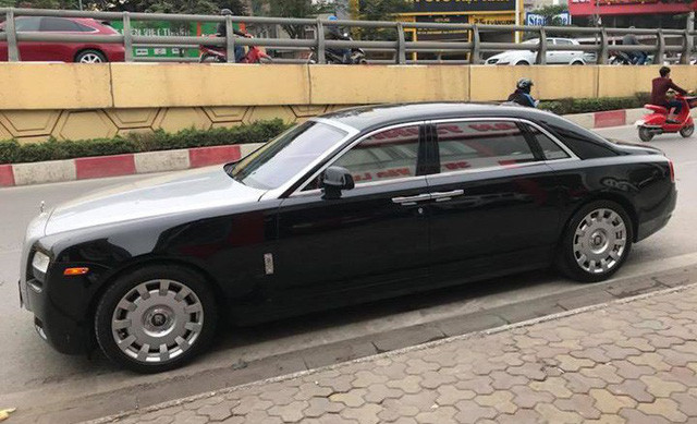 Chiếc xe sang Rolls-Royce Ghost EWB thế hệ đầu tiên này được trang bị khối động cơ V12 6.6L sản sinh công suất tối đa 563 mã lực, mô-men xoắn cực đại 780 Nm. Hộp là loại tự động 8 cấp. Xe có khả năng tăng tốc từ 0 – 100 km/h trong 5 giây.