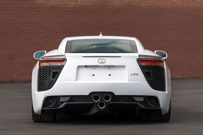 Lexus LFA là siêu xe không chỉ mạnh mẽ mà còn sở hữu thiết kế ngoại thất độc đáo và số lượng sản xuất giới hạn...