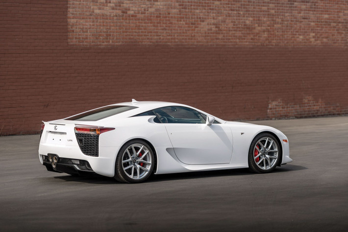 Chính vì thế giá trị của xe tăng lên theo từng năm và không hiếm để tìm ra một vài chiếc Lexus LFA hàng hiếm đang có giá lên đến 500.000 USD hiện nay.