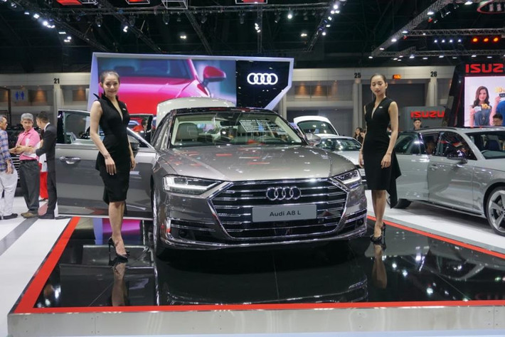Mẫu xe sang Audi A8L sở hữu kích thước dài, rộng, cao lần lượt 5.265 x 2.110 x 1.470 mm. So với phiên bản tiêu chuẩn, phiên bản này dài hơn 130 mm và cao hơn 12 mm. Trục cơ sở xe ở mức 3.121 mm.
