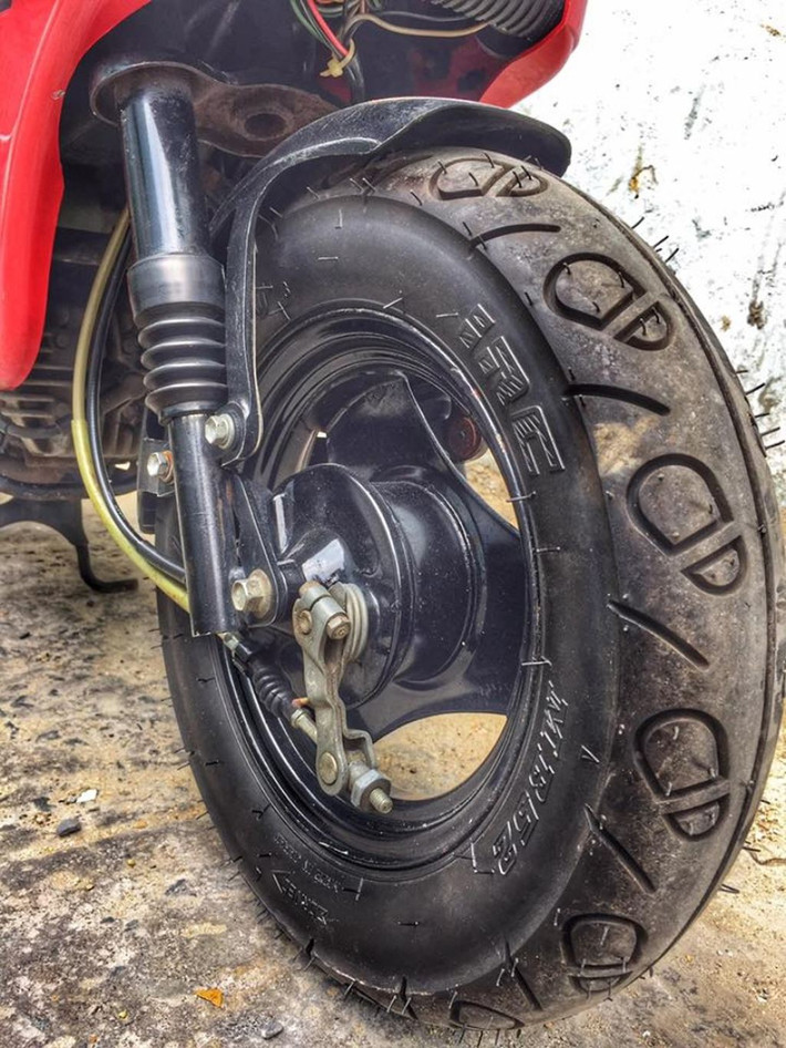 Mâm xe độc lạ. Dù đã bị khai tử nhưng với thiết kế lạ cùng vẻ ngoài thân thiện, Motocompo vẫn chiếm được cảm tình của những người chơi xe.