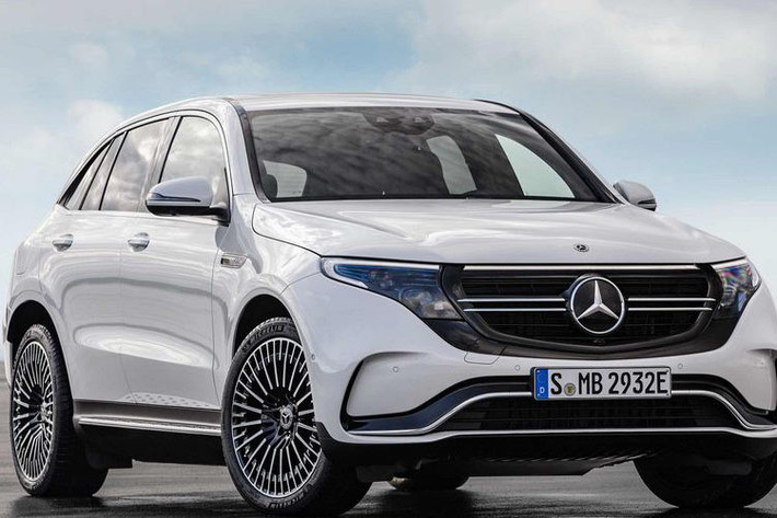 Thiết kế xe được đánh giá khá mềm mại và thanh lịch. Mercedes-Benz EQC vẫn có lưới tản nhiệt thời trang dù không hề sử dụng động cơ đốt trong.