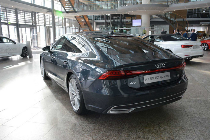 Được biết, chiếc A7 Sportback Triton Blue Metallic này là phiên bản 50 TDI quattro, được trang bị động cơ dầu diesel V6, sản sinh công suất 284 mã lực và 620Nm mô-men xoắn cực đại.