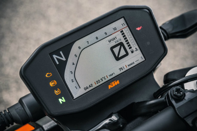 KTM 790 Duke mới được trang bị sẵn bảng đồng hồ màu TFT với tùy chọn kết nối điện thoại thông qua Bluetooth, cùng các tính năng khác bao gồm hệ thống hỗ trợ sang số nhanh, điều khiển khởi động lái đa nhiệm, hệ thống đo các thông số động cơ IMU,…