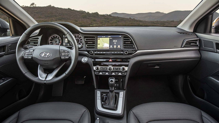 Nội thất Elantra 2019 cũng được Hyundai đầu tư với nhiều nâng cấp mới. Cụ thể, bảng đồng hồ mới, cửa gió điều hòa, nút điều chỉnh âm thanh, nhiệt độ điều hòa và bảng điều khiển trung tâm được thiết kế lại.