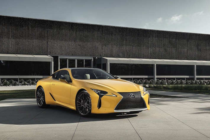 Tham gia vào lễ hội xe Pebble Beach Concours d’Elegance năm nay, thương hiệu xe sang Lexus gây ấn tượng mạnh đối với công chúng yêu xe khi cho ra mắt hai mẫu xe concept mới dựa trên dòng crossover cỡ nhỏ UX và coupe hạng sang LC với thiết kế tuyệt đẹp, hút ánh nhìn.
